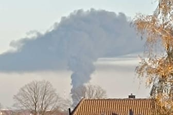 Die Rauchwolke aus der Entfernung: Im Südosten von Hannover brannten mehrere Dixi-Klos.