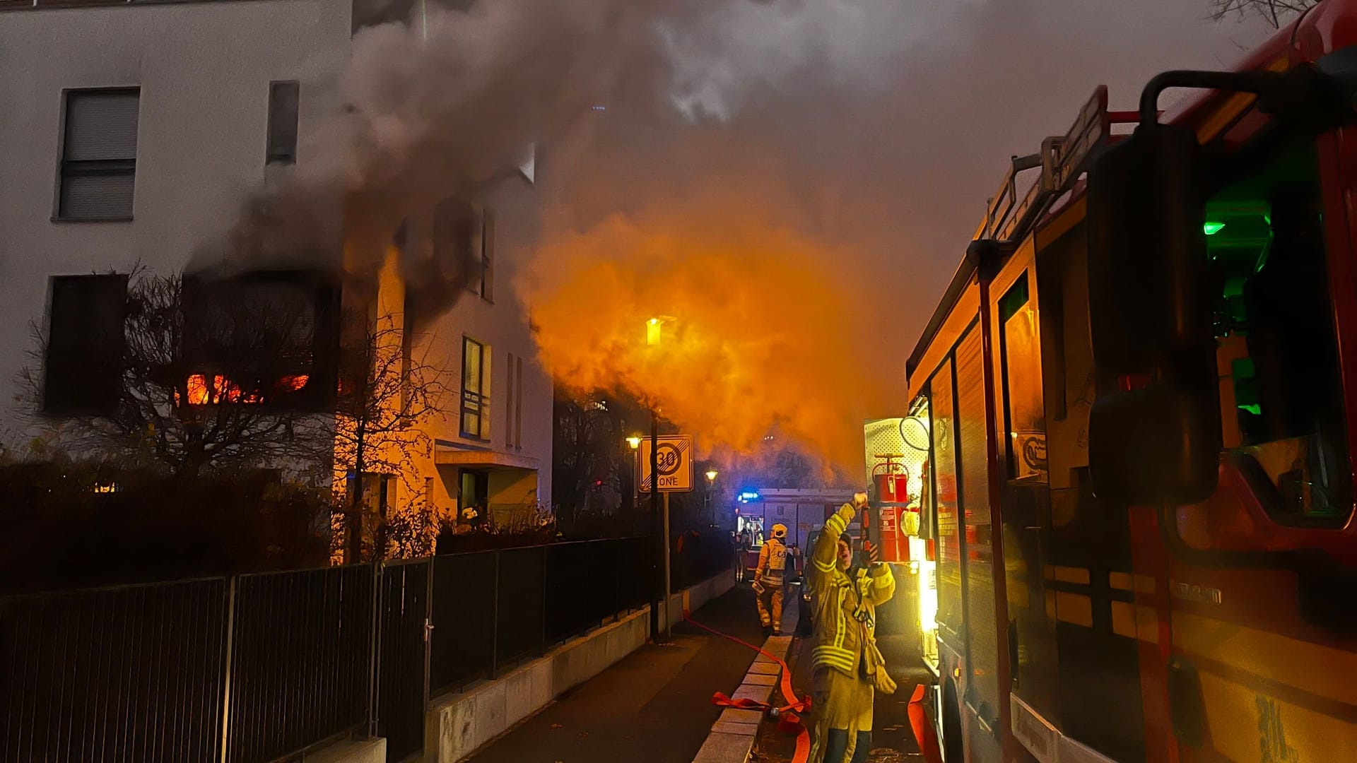 Flammen und dichter Rauch dringen aus dem Wohnhaus an der Paul-Gerhard-Straße.