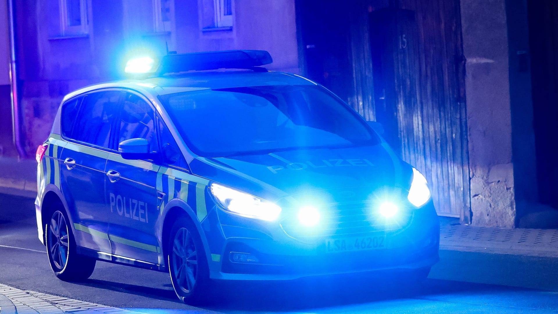 Polizeifahrzeug mit Blaulicht