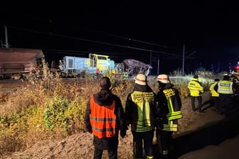 Einsatzkräfte in der Nacht an der Stelle des Zugunglücks: Gegen 1.20 Uhr sollen die Züge miteinander kollidiert sein.