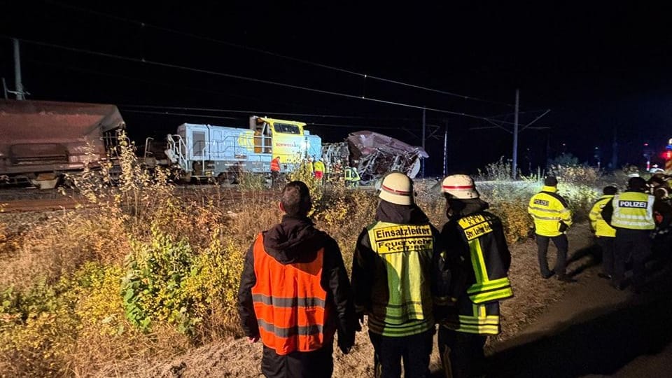 Einsatzkräfte in der Nacht an der Stelle des Zugunglücks: Gegen 1.20 Uhr sollen die Züge miteinander kollidiert sein.