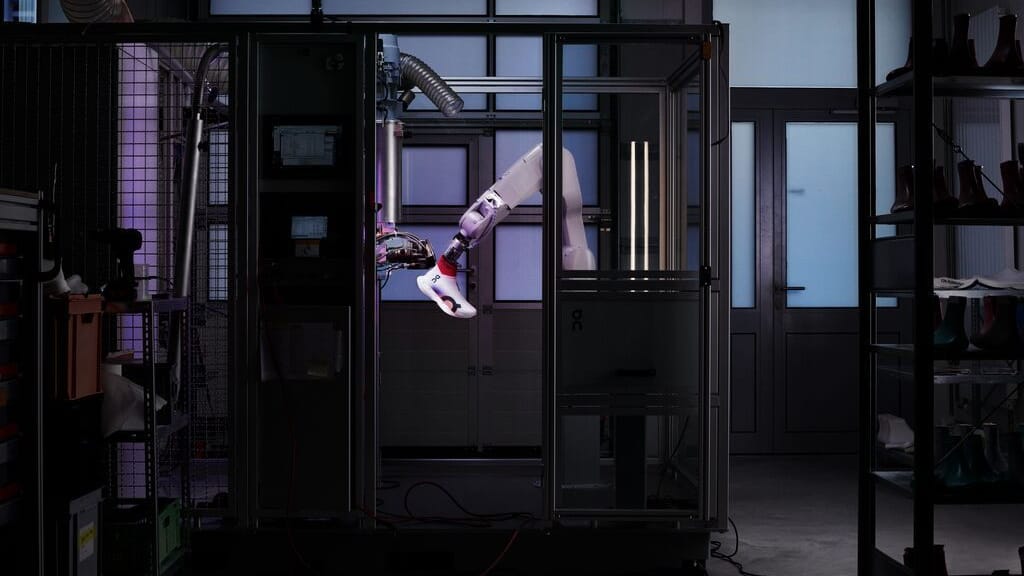 Im Roboter: So werden die innovativen Sneaker "Cloudboom Strike LS" hergestellt.