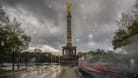 Die Siegessäule bei schlechtem Wetter (Symbolbild): Während die Menschen in der Hauptstadt eher unzufrieden mit ihrem Leben sind, geht es bei der Zufriedenheit der Brandenburger bergauf.