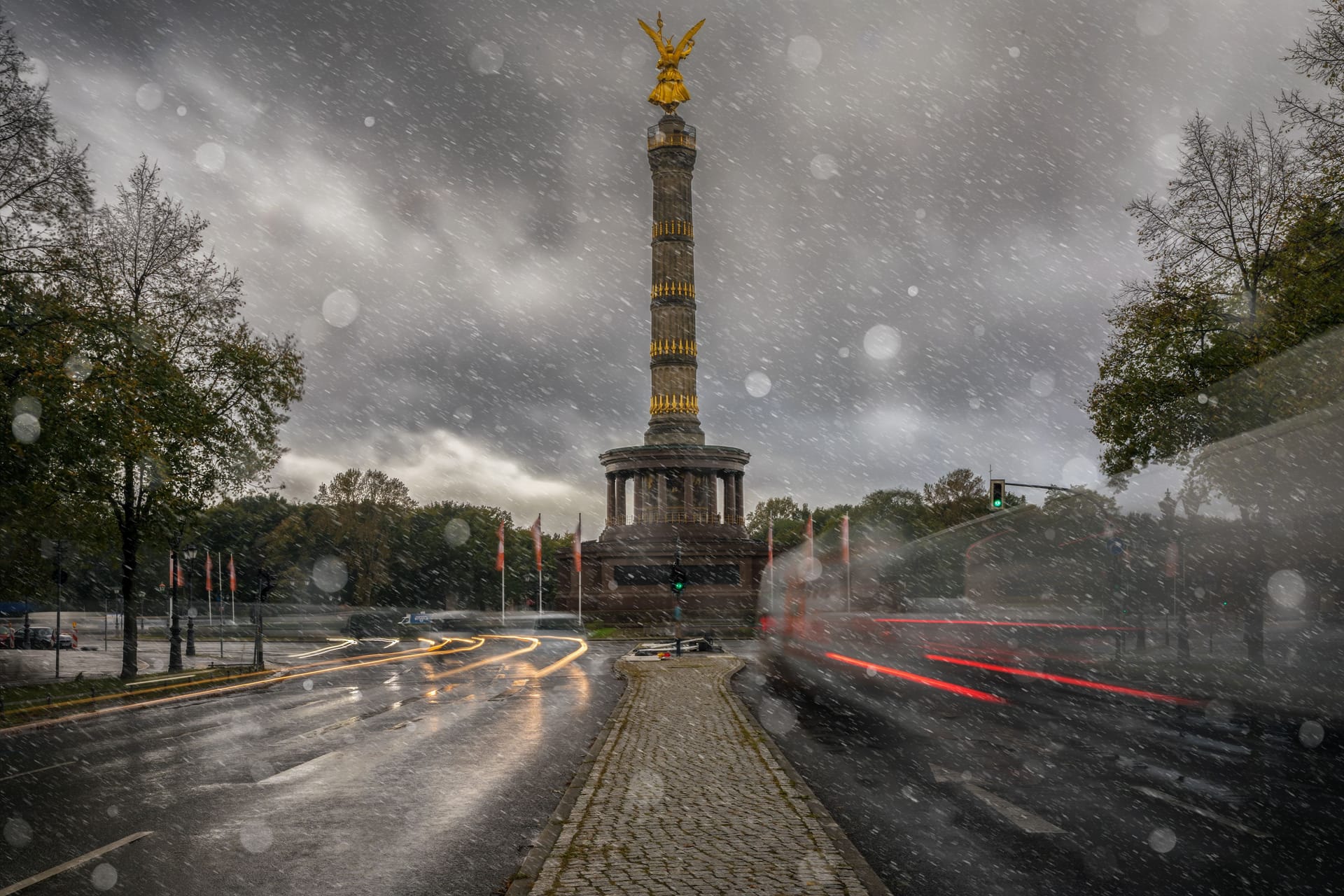 Die Siegessäule bei schlechtem Wetter (Symbolbild): Während die Menschen in der Hauptstadt eher unzufrieden mit ihrem Leben sind, geht es bei der Zufriedenheit der Brandenburger bergauf.