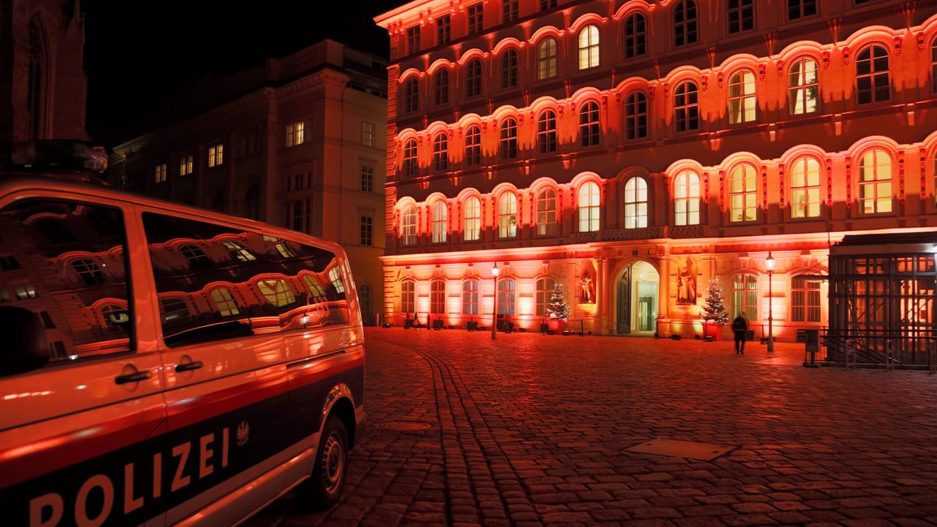 2021 in Wien: Das Außenministerium wird anlässlich des Orange Days orange beleuchtet.