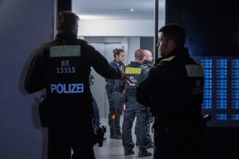 Polizisten stehen vor einem Mehrfamilienhaus im Stadtteil Marzahn. Die Mordkommission ermittelt wegen des Verdachts eines Tötungsdeliktes.