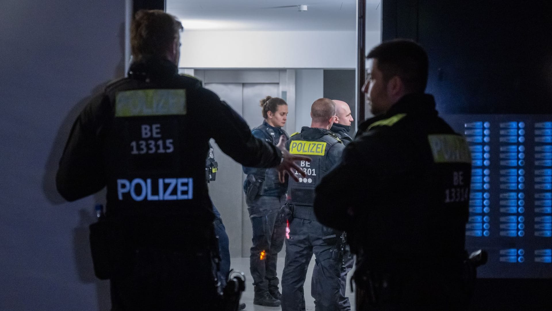 Polizisten stehen vor einem Mehrfamilienhaus im Stadtteil Marzahn. Die Mordkommission ermittelt wegen des Verdachts eines Tötungsdeliktes.