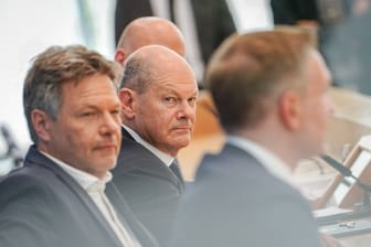 Robert Habeck, Olaf Scholz, Christian Lindner: Die Bundesregierung hat zahlreiche Versäumnisse in der Sicherheitspolitik begangen, sagt Jan C. Behrends.