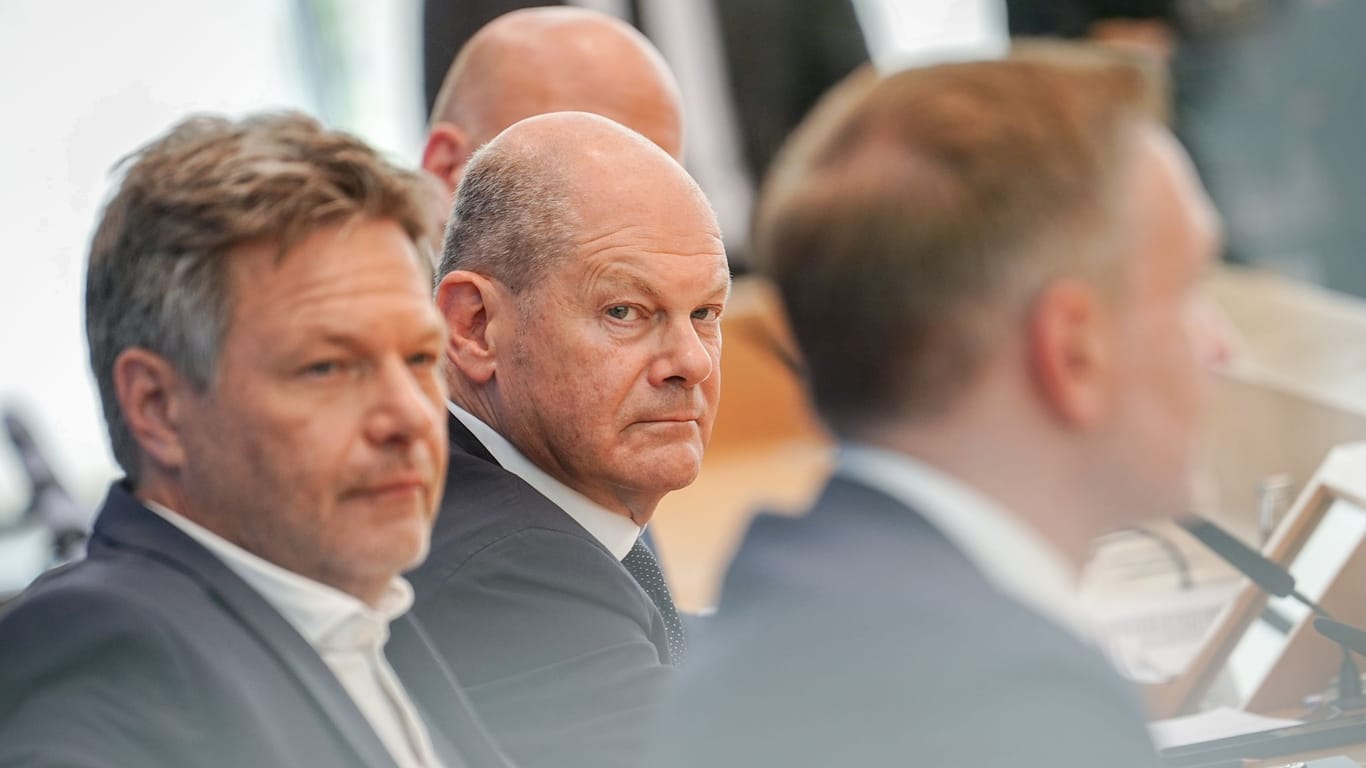 Robert Habeck, Olaf Scholz, Christian Lindner: Die Bundesregierung hat zahlreiche Versäumnisse in der Sicherheitspolitik begangen, sagt Jan C. Behrends.