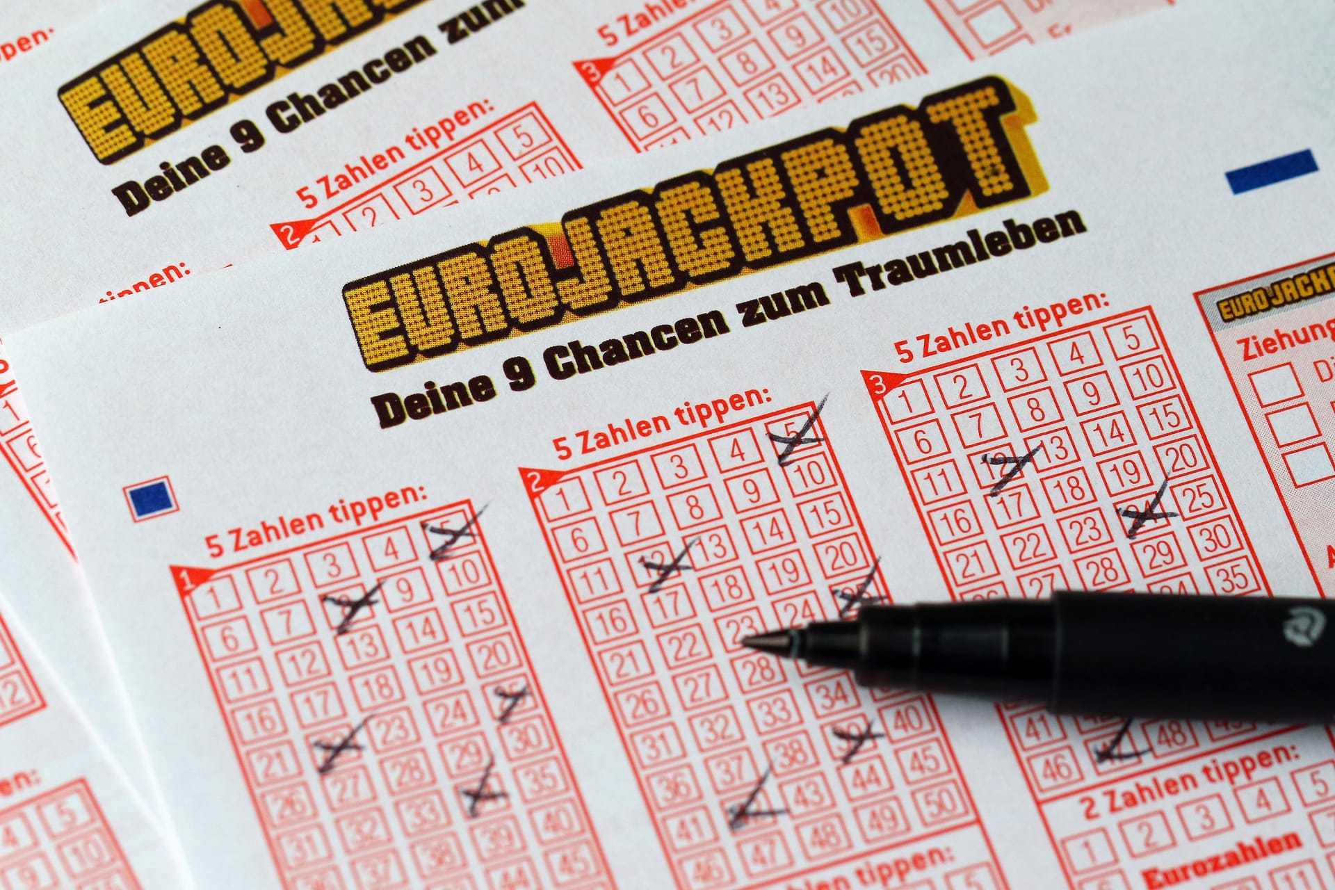 Ein Eurojackpot-Schein wird ausgefüllt (Symbolbild): Am Freitag gibt es die nächste Chance auf die Mega-Summe.