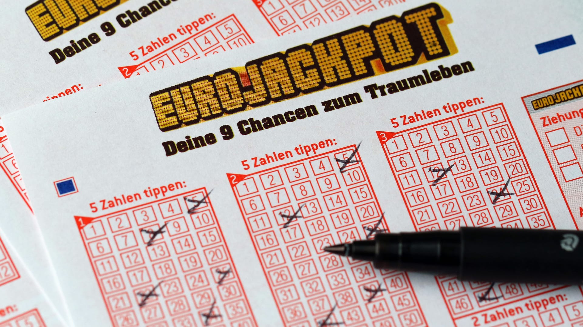 Ein Eurojackpot-Schein wird ausgefüllt (Symbolbild): Am Freitag gibt es die nächste Chance auf die Mega-Summe.