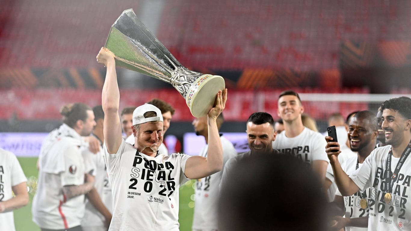 Martin Hinteregger im Mai 2022 mit der Europa-League-Trophäe in Sevilla.