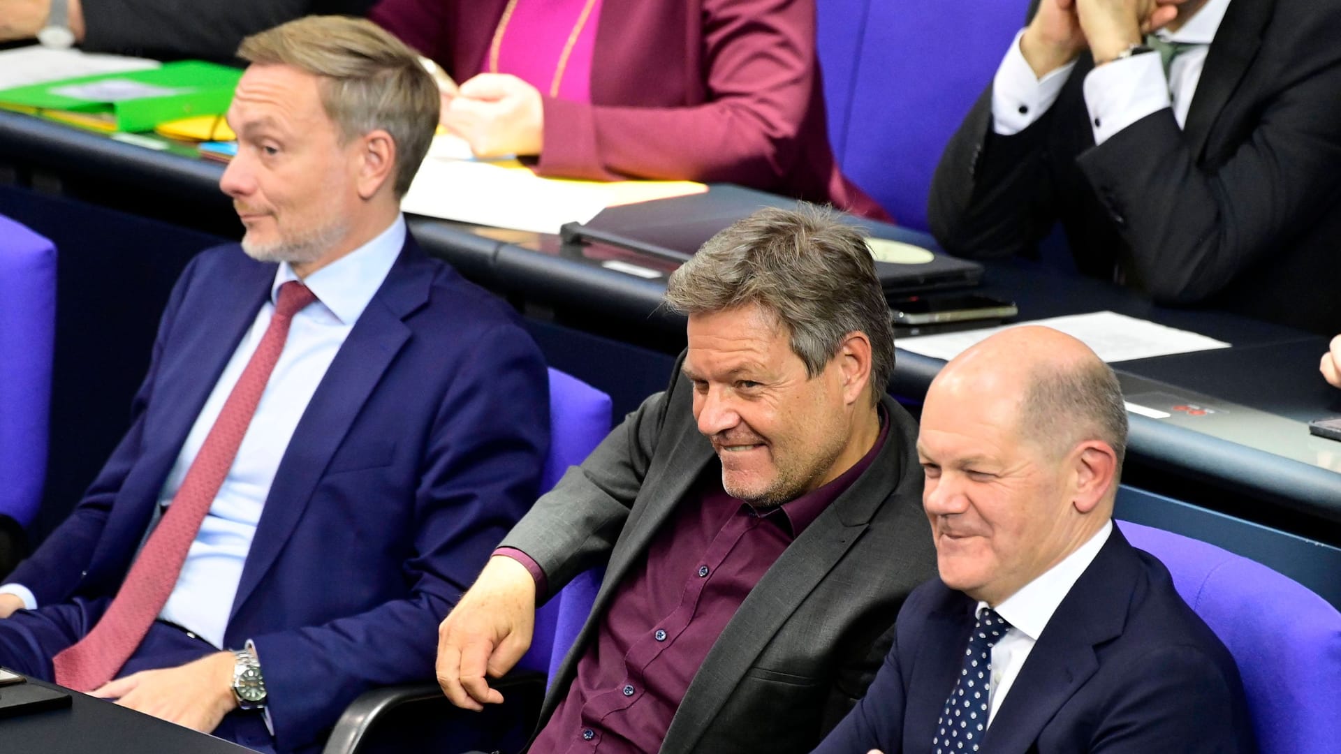 Die Ampel-Chefs (v.l.) Christian Lindner (FDP), Robert Habeck (Grüne) und Olaf Scholz (SPD) im Jahr 2021: "Von Transparenz hielt man bei in den Ministerien nicht viel."