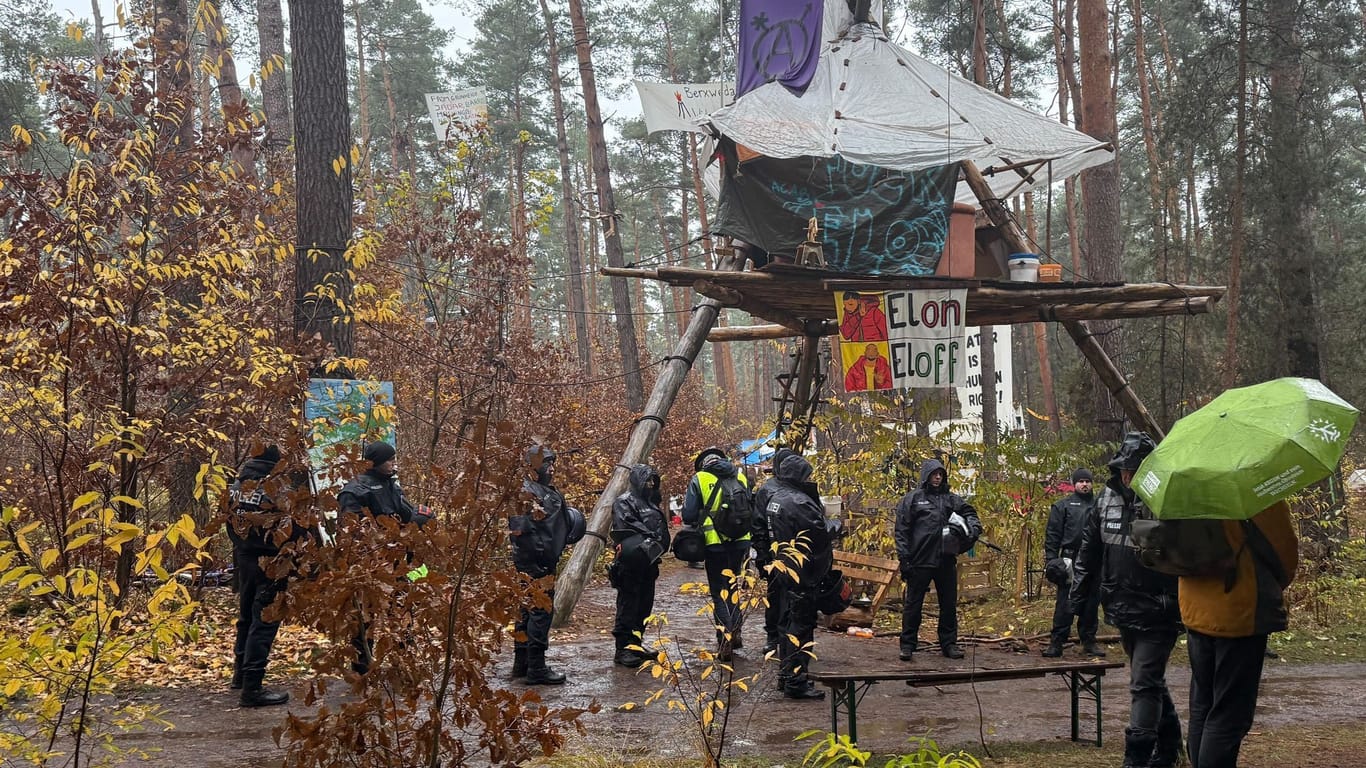 Polizei-Einsatz im Tesla-Protestcamp in Grünheide