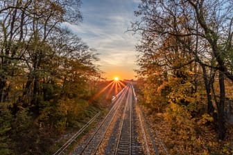 Die Sonne im Herbst (Archivbild): In Sachsen wird es mild.