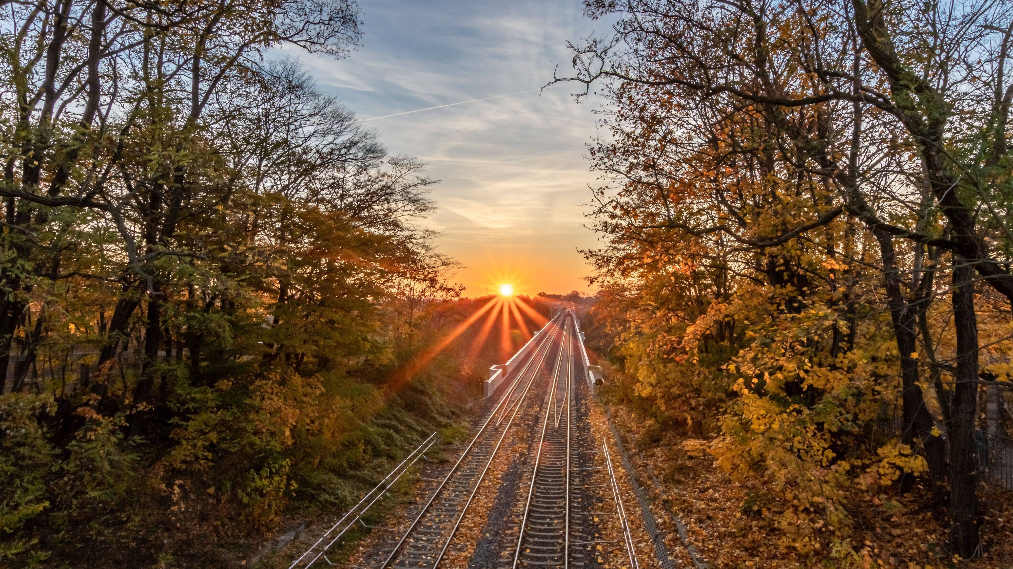 Die Sonne im Herbst (Archivbild): In Sachsen wird es mild.