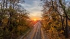 Die Sonne im Herbst (Archivbild): In Sachsen wird es mild.