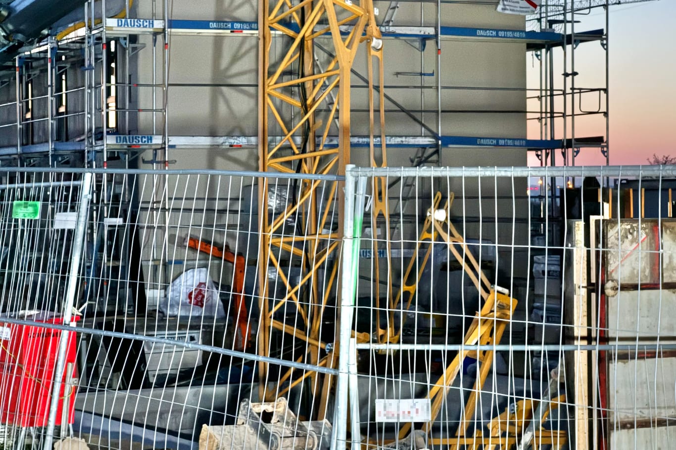 Die Baustelle in Erlangen: Noch ist unklar, warum der Kran einstürzte – Rettungskräfte und Polizei sind vor Ort.