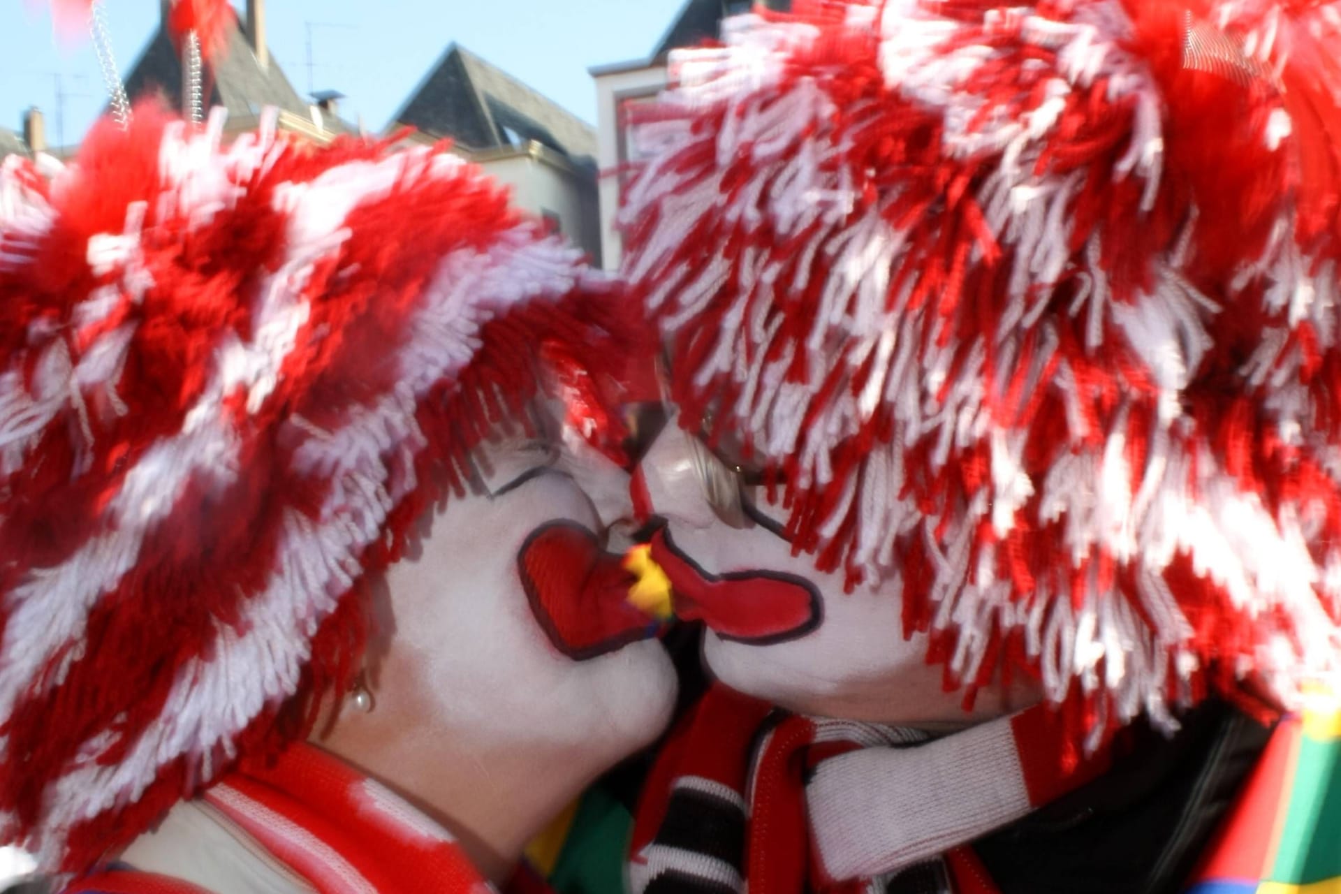 Bützchen unter Jecken (Symbolfoto): Im Karneval finden sich viele. Aber ob es dann auch hält?