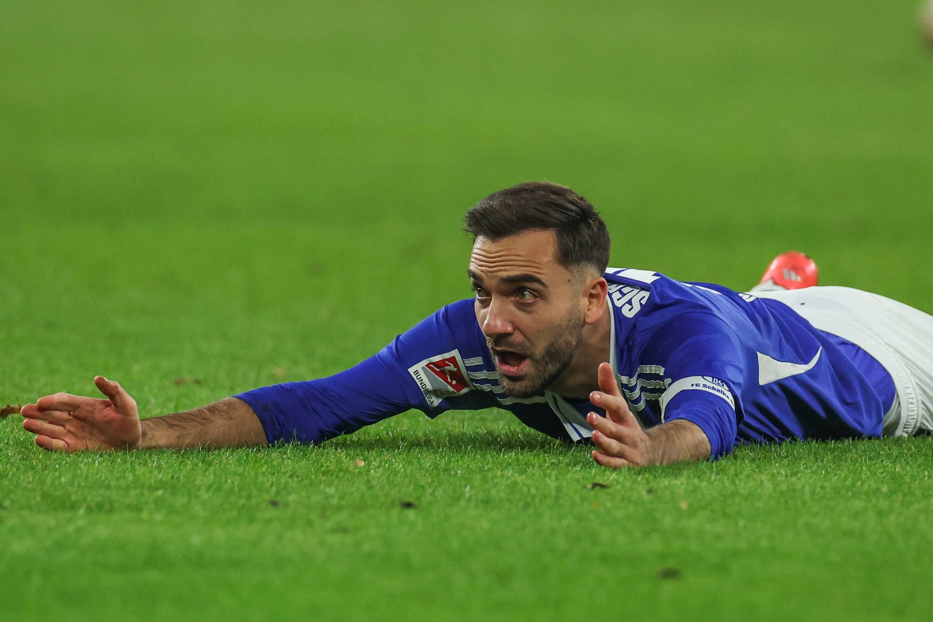 Kenan Karaman am Boden: Für den Schalker Kapitän und seine Mannschaft setzte es eine empfindliche Heim-Niederlage.