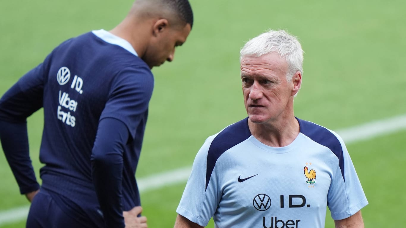 Kylian Mbappé (l.) und Didier Deschamps haben seit September nicht mehr zusammengearbeitet.