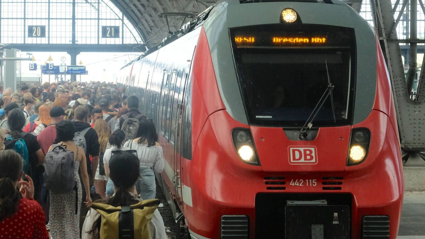 Ein voller Bahnsteig im Leipziger Hauptbahnhof: Das Deutschlandticket wird millionenfach genutzt.