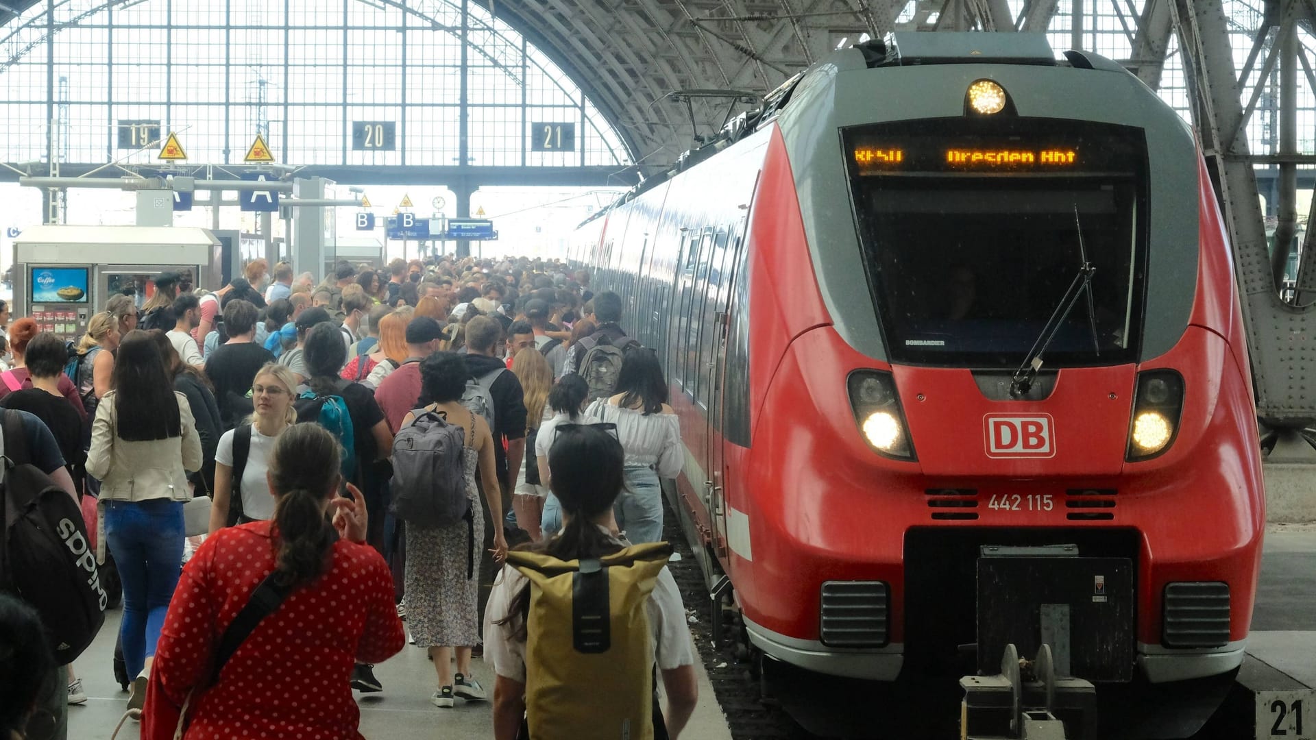 Ein voller Bahnsteig im Leipziger Hauptbahnhof: Das Deutschlandticket wird millionenfach genutzt.