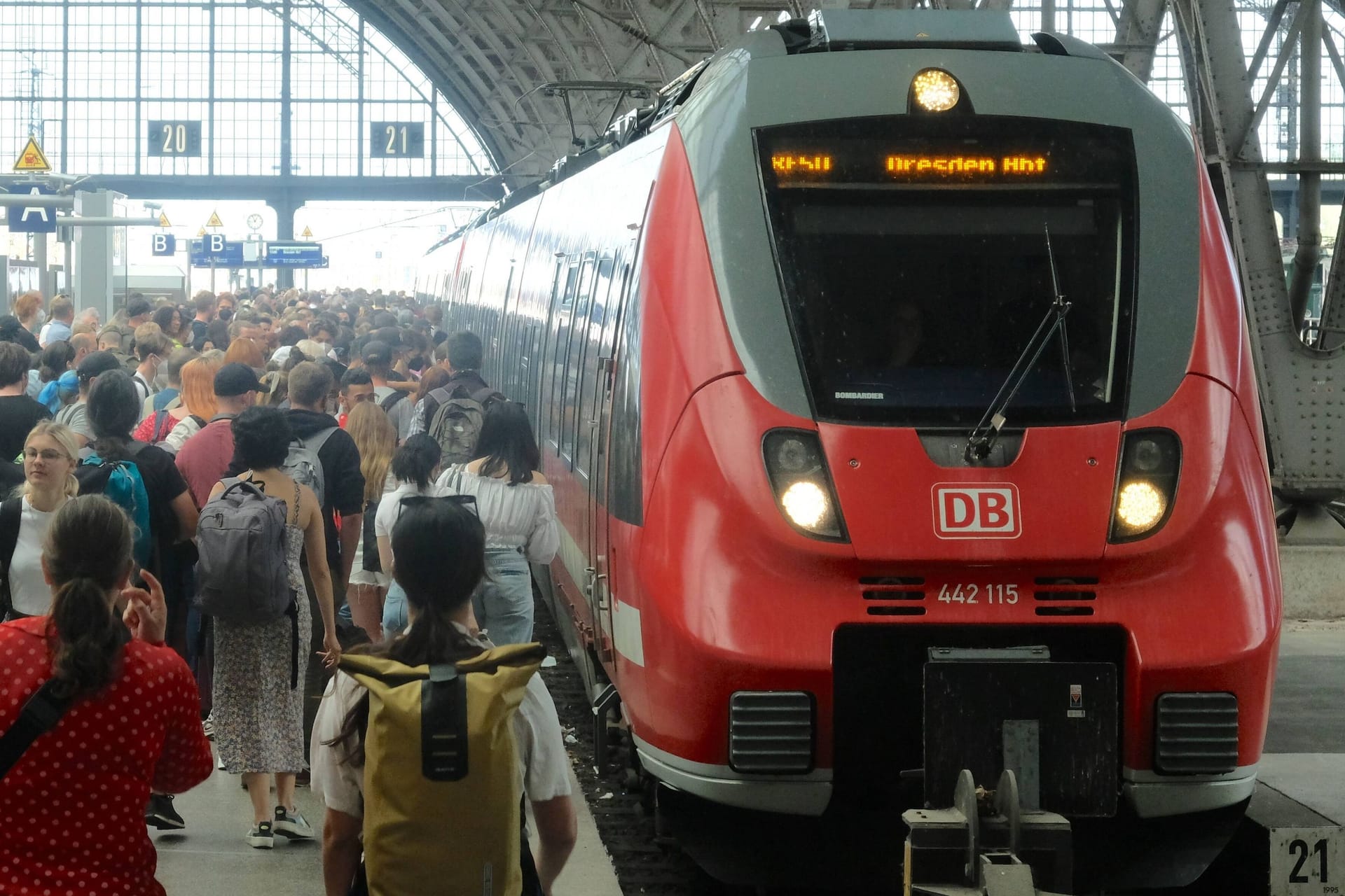 Ein voller Bahnsteig im Leipziger Hauptbahnhof: Das Deutschlandticket wird millionenfach genutzt.