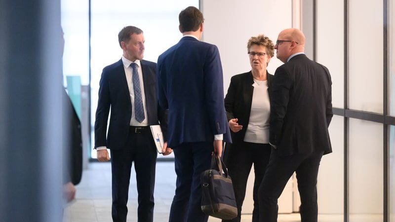 Michael Kretschmer (CDU, l-r), Ministerpräsident von Sachsen, Conrad Clemens (CDU, l-r), Chef der Staatskanzlei, Sabine Zimmermann, Co-Vorsitzende des BSW Sachsen, und Henning Homann, Co-Vorsitzender der SPD in Sachsen, sprechen nach der ersten Runde der Sondierungsgespräche zwischen CDU, BSW und SPD zur Bildung einer Landesregierung in Sachsen im Landtag auf dem Flur.