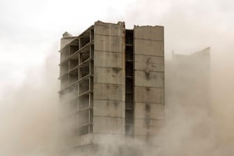 Sprengung eines Gebäudes (Symbolbild): Zu Silvester wird in einer Gemeinde ein Haus dem Erdboden gleich gemacht.