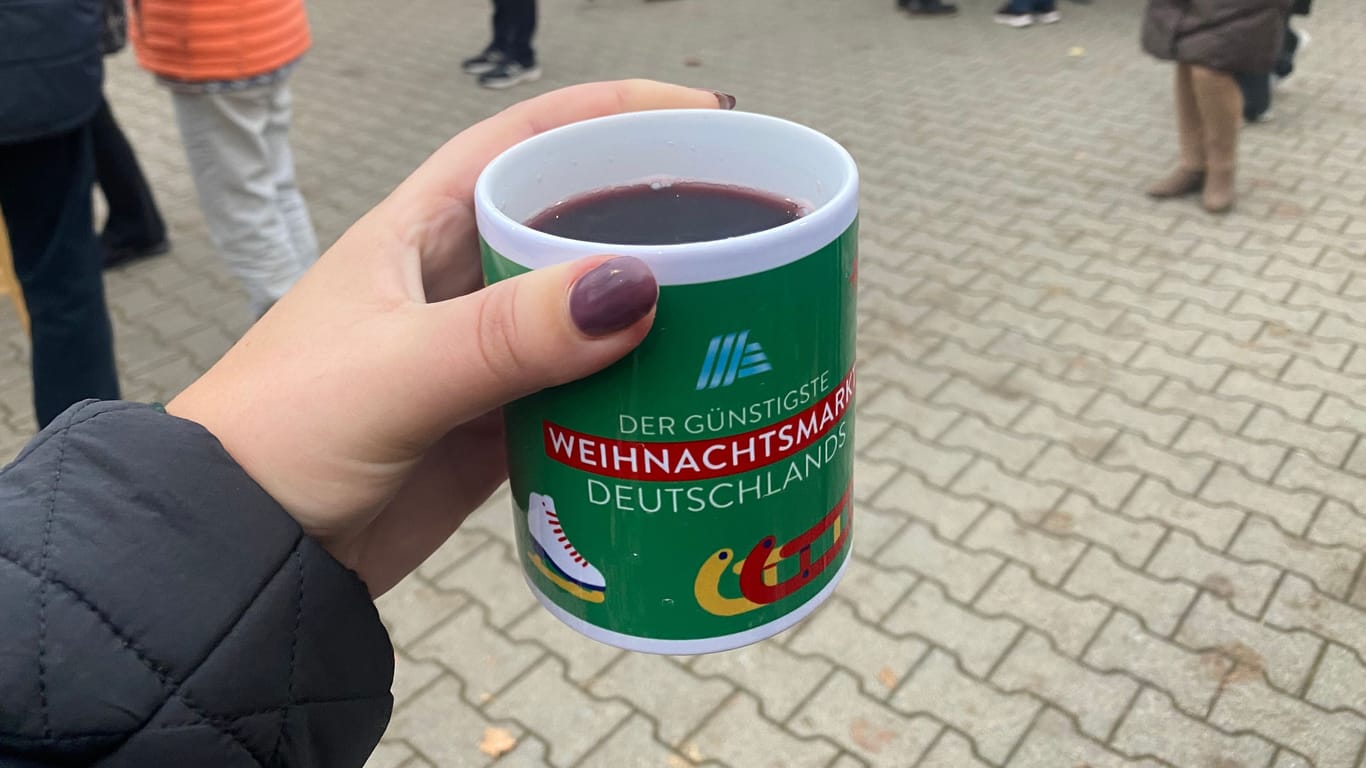 Roten oder weißen Glühwein gibt es für einen Euro pro Tasse.