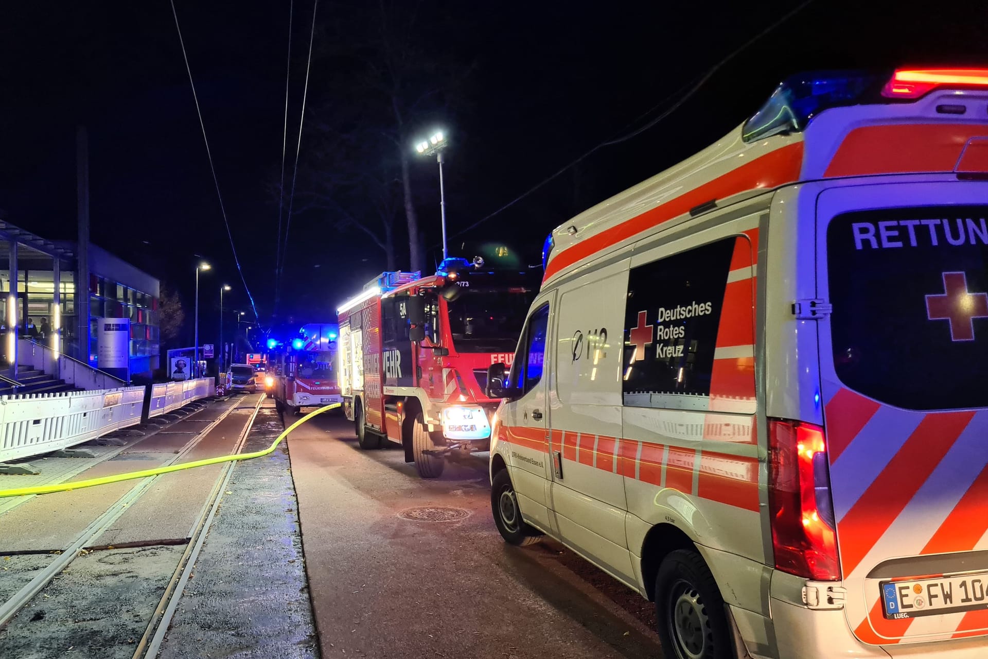 Feuerwehr und Rettungsdienst im Einsatz: Am Sonntag ist im Philippusstift-Krankenhaus ein Feuer ausgebrochen.