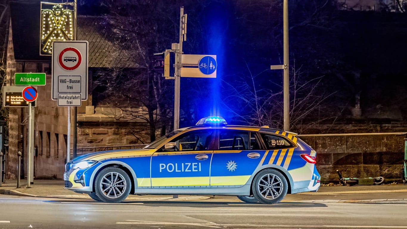 Ein Streifenwagen steht vor der Nürnberger Altstadt (Archivbild):