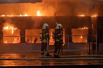 Berlin: Feuerwehrleute löschen am S-Bahnhof Ahrensfelde einen brennenden Zug.