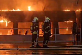 Berlin: Feuerwehrleute löschen am S-Bahnhof Ahrensfelde einen brennenden Zug.