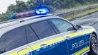 Ein Polizeiauto auf dem Weg zu einem Unfall (Symbolbild): Ein 70-Jähriger ist auf der A21 im Kreis Stormarn getötet worden.