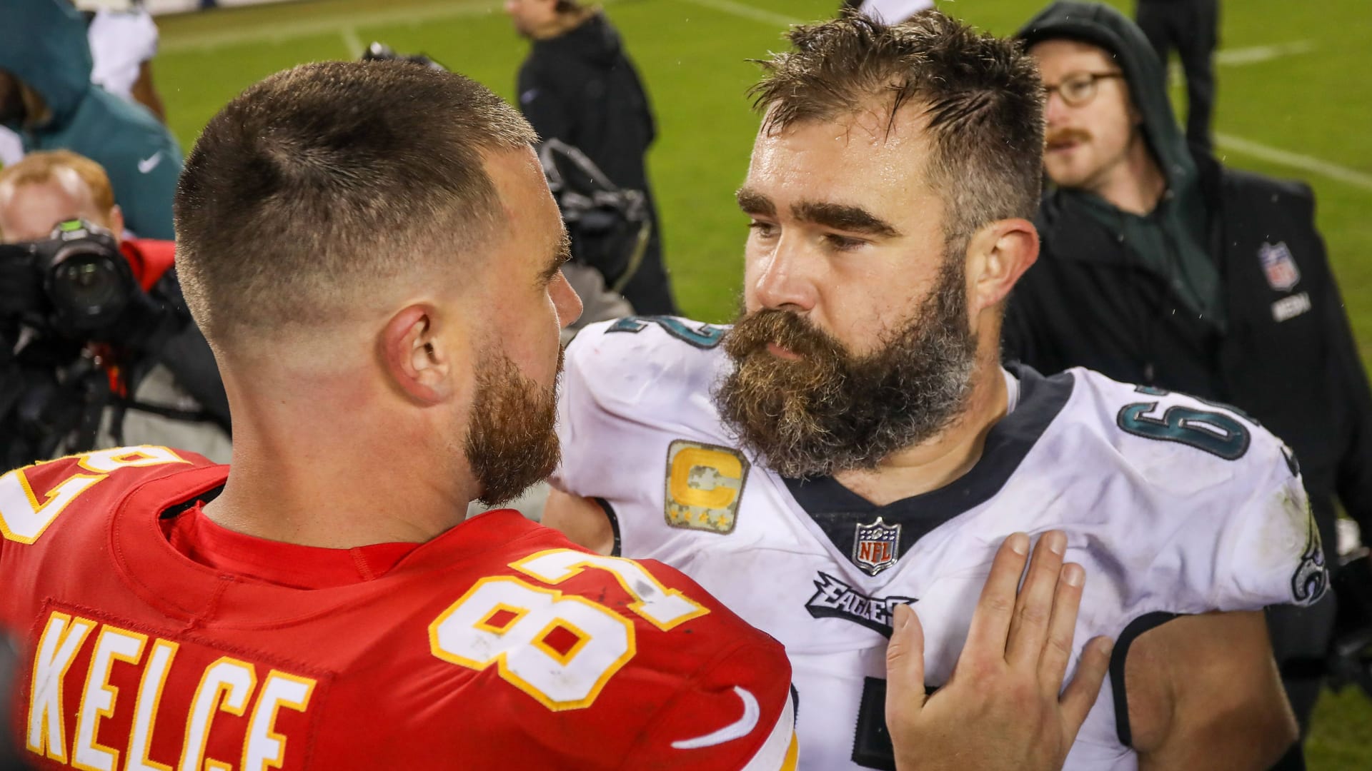 Jason Kelce (r.) mit Bruder Travis vor ein paar Jahren im Superbowl: Die beiden Brüder pflegen eine enge Beziehung.