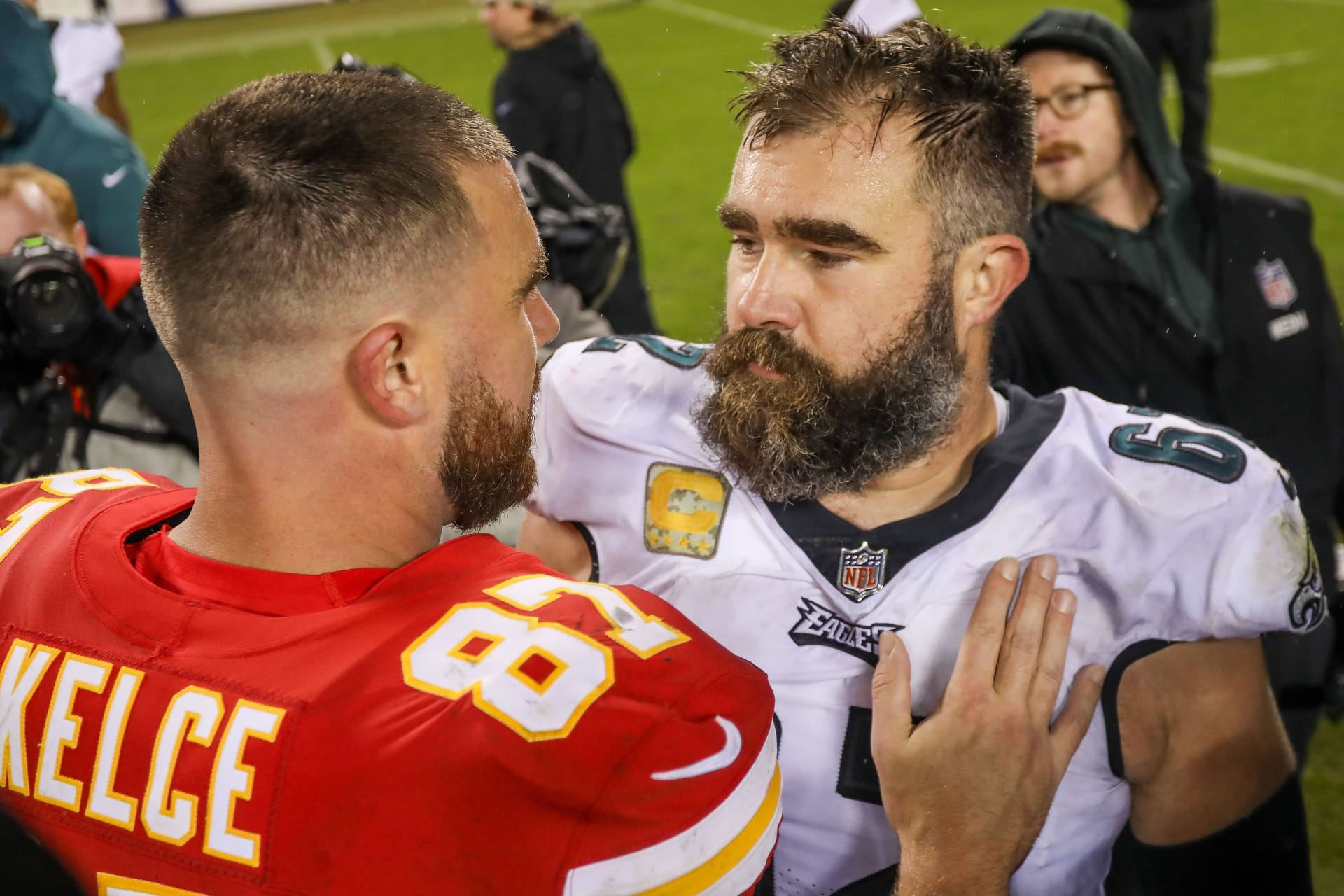 Jason Kelce (r.) mit Bruder Travis vor ein paar Jahren im Superbowl: Die beiden Brüder pflegen eine enge Beziehung.