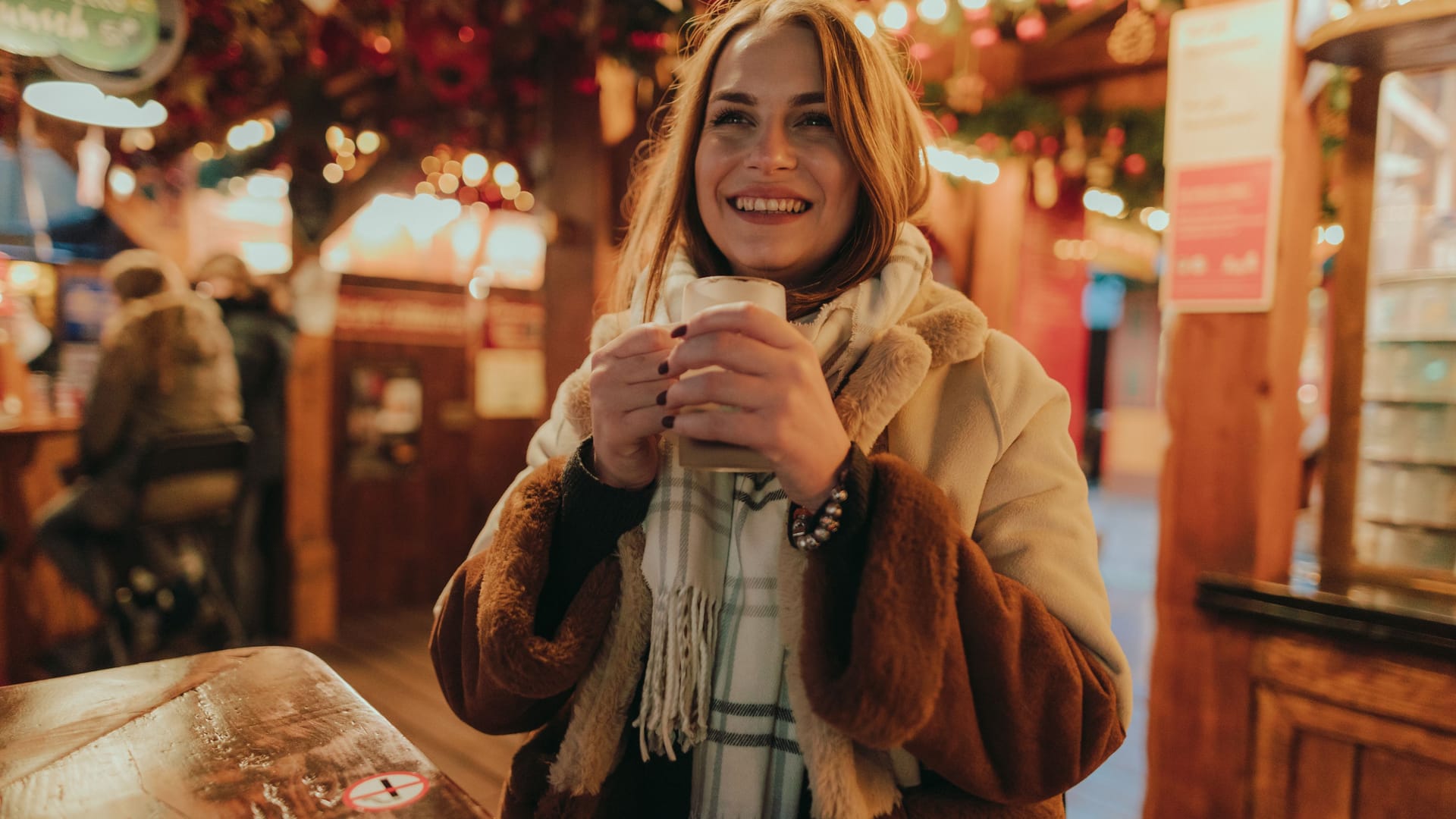 Von duftendem Glühwein über frisch gebrannte Mandeln bis hin zu herzhaften Speisen und süßen Leckereien ist für jeden etwas dabei.