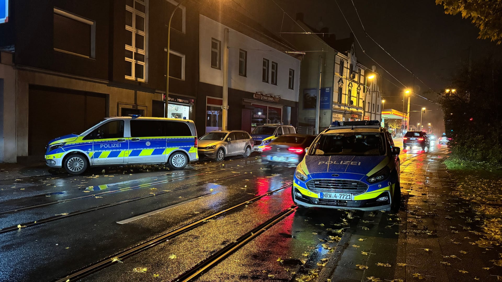 Am Sonntagmorgen gab es in Essen auf der Katernberger Straße einen größeren Polizeieinsatz. Dabei wurden mehrere Beamte bedrängt und verletzt.