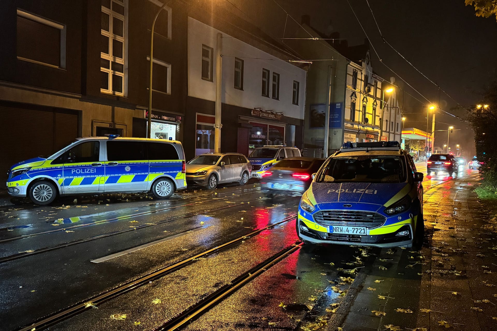 Am Sonntagmorgen gab es in Essen auf der Katernberger Straße einen größeren Polizeieinsatz. Dabei wurden mehrere Beamte bedrängt und verletzt.