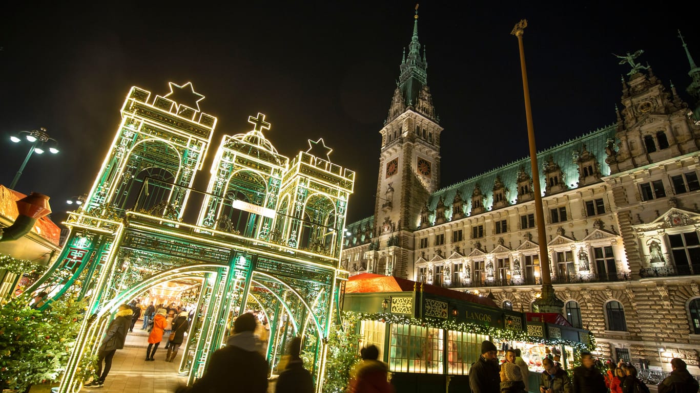 Der beliebte und allseits bekannte Weihnachtsmarkt vor dem Hamburger Rathauses lockt Jahr für Jahr Millionen von Besuchern an.