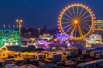 Das Riesenrad leuchtet in der Nacht (Archivbild): Am 8. November beginnt in Hamburg der Winterdom.