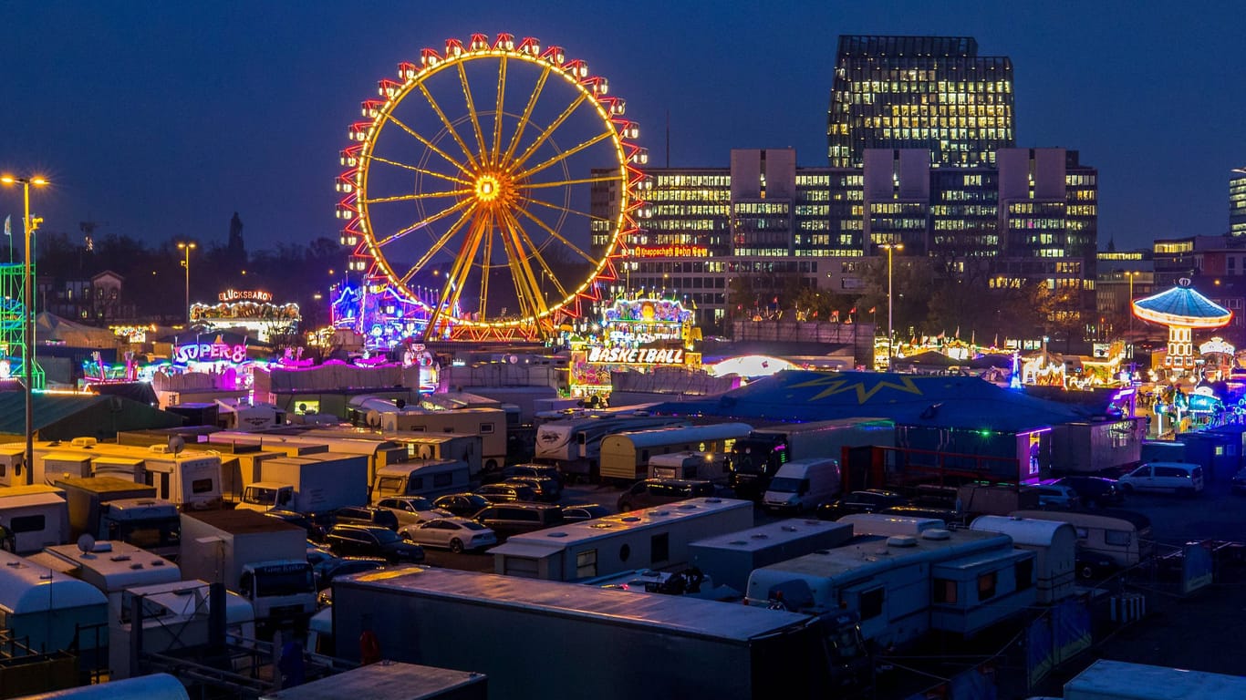 Das Riesenrad leuchtet in der Nacht (Archivbild): Am 8. November beginnt in Hamburg der Winterdom.