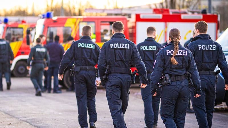 Einsatzkräfte der Polizei auf dem Gelände der Medizinischen Hochschule Hannover: 9.000 Menschen mussten ihre Häuser und Wohnungen verlassen.