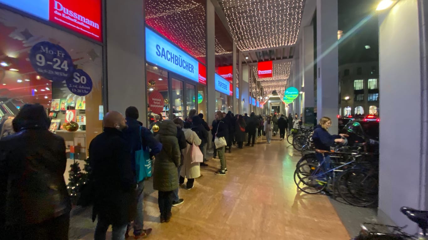 Schlange vor dem Kulturkaufhaus Dussmann: Wer ein Autogramm will, muss stundenlang warten.