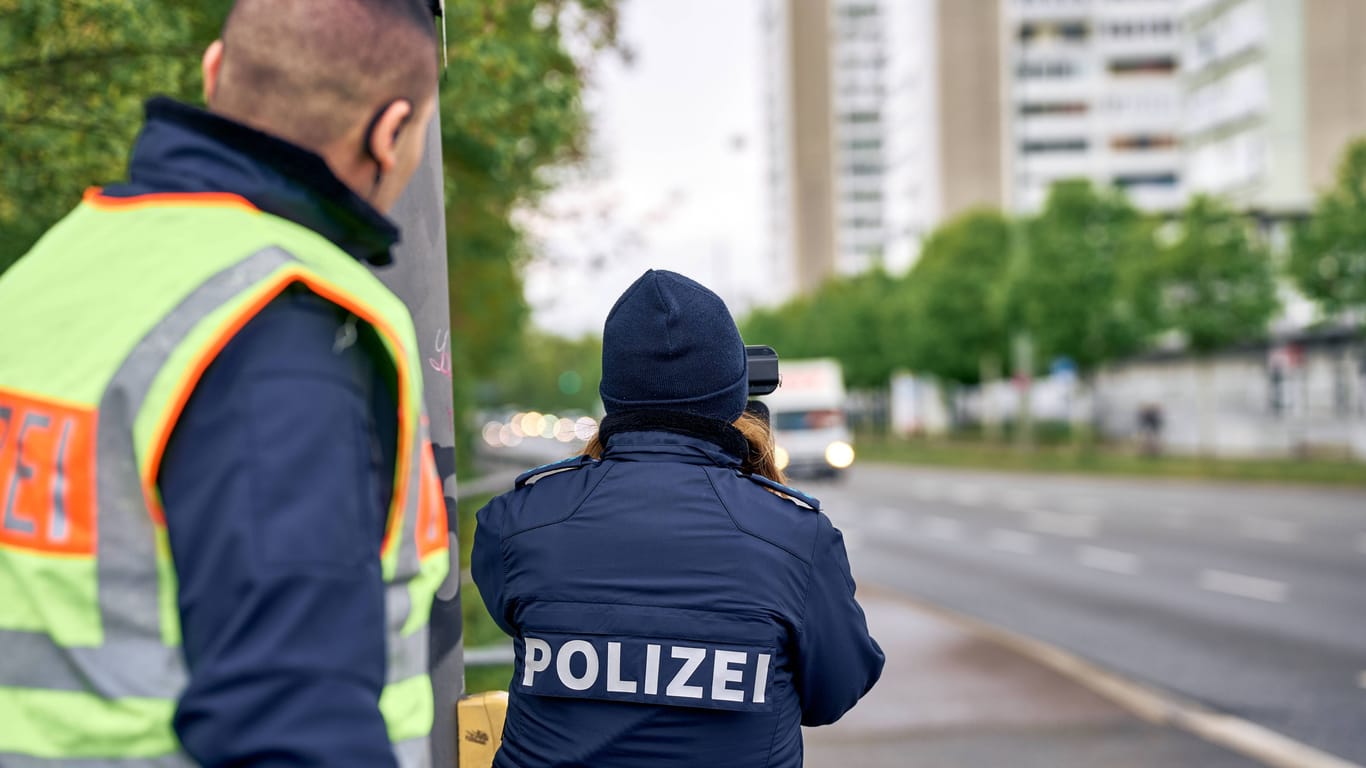 Polizisten führen eine Geschwindigkeitsmessung durch (Archivbild): Die Überprüfung ergab, dass der Fahrer gar keinen Führerschein besitzt.