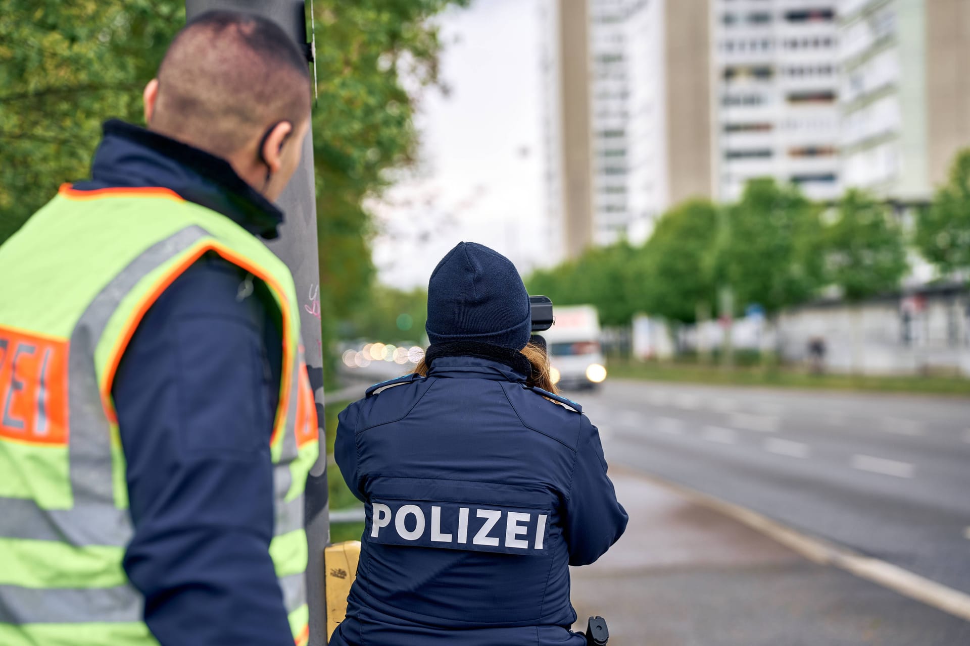 Polizisten führen eine Geschwindigkeitsmessung durch (Archivbild): Die Überprüfung ergab, dass der Fahrer gar keinen Führerschein besitzt.