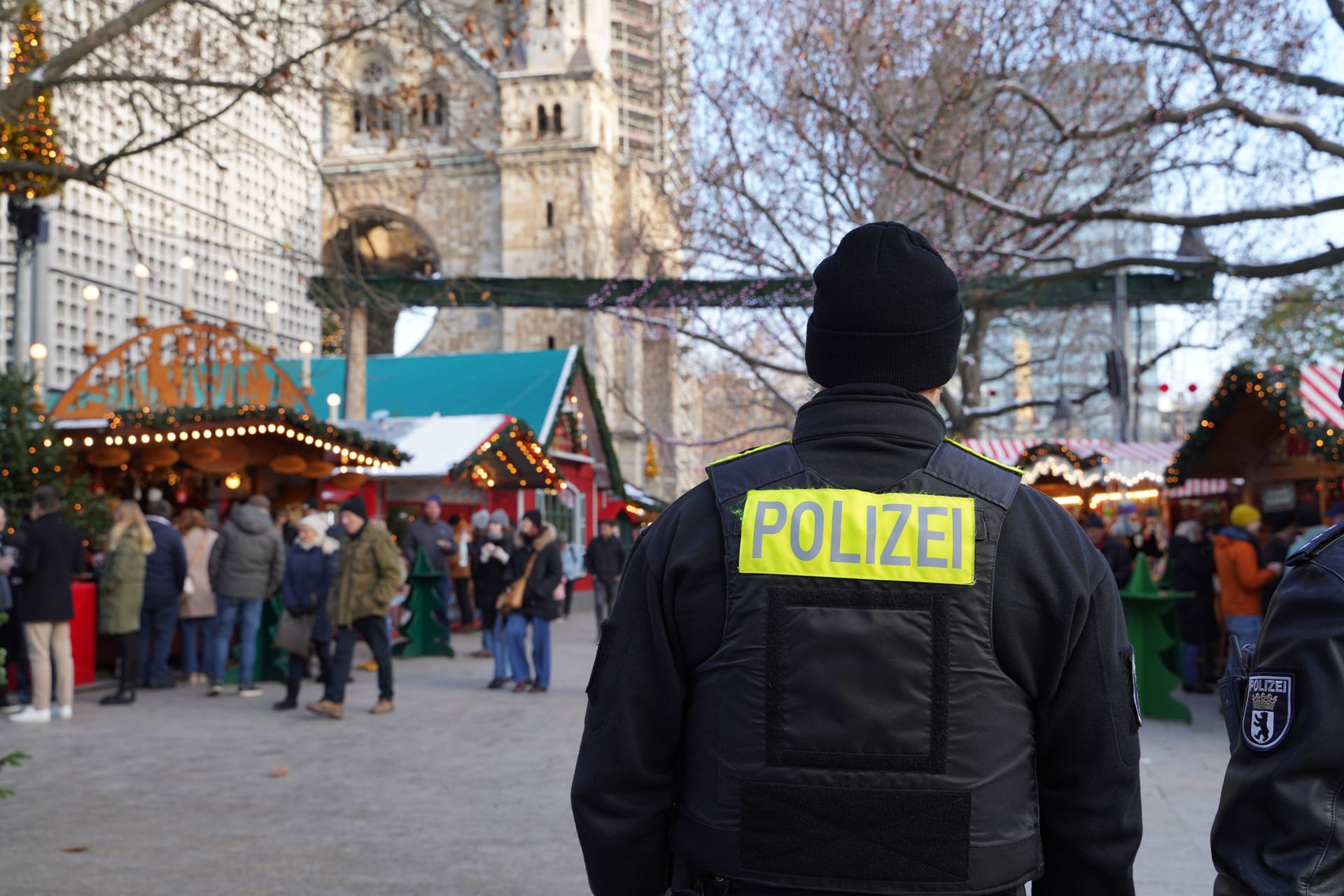 Polizeipräsenz an einem Weihnachtsmarkt (Archivbild): Polizei und Feuerwehr haben in Zusammenarbeit ein Sicherheitskonzept erstellt.