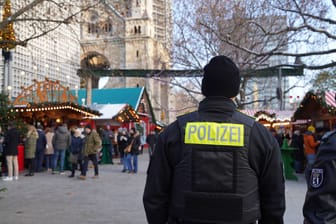 Polizeipräsenz an einem Weihnachtsmarkt (Archivbild): Polizei und Feuerwehr haben in Zusammenarbeit ein Sicherheitskonzept erstellt.